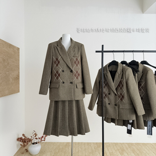 Caressfreedom 复古英伦风菱格贴布绣枪驳领羊毛西装百褶半裙套装