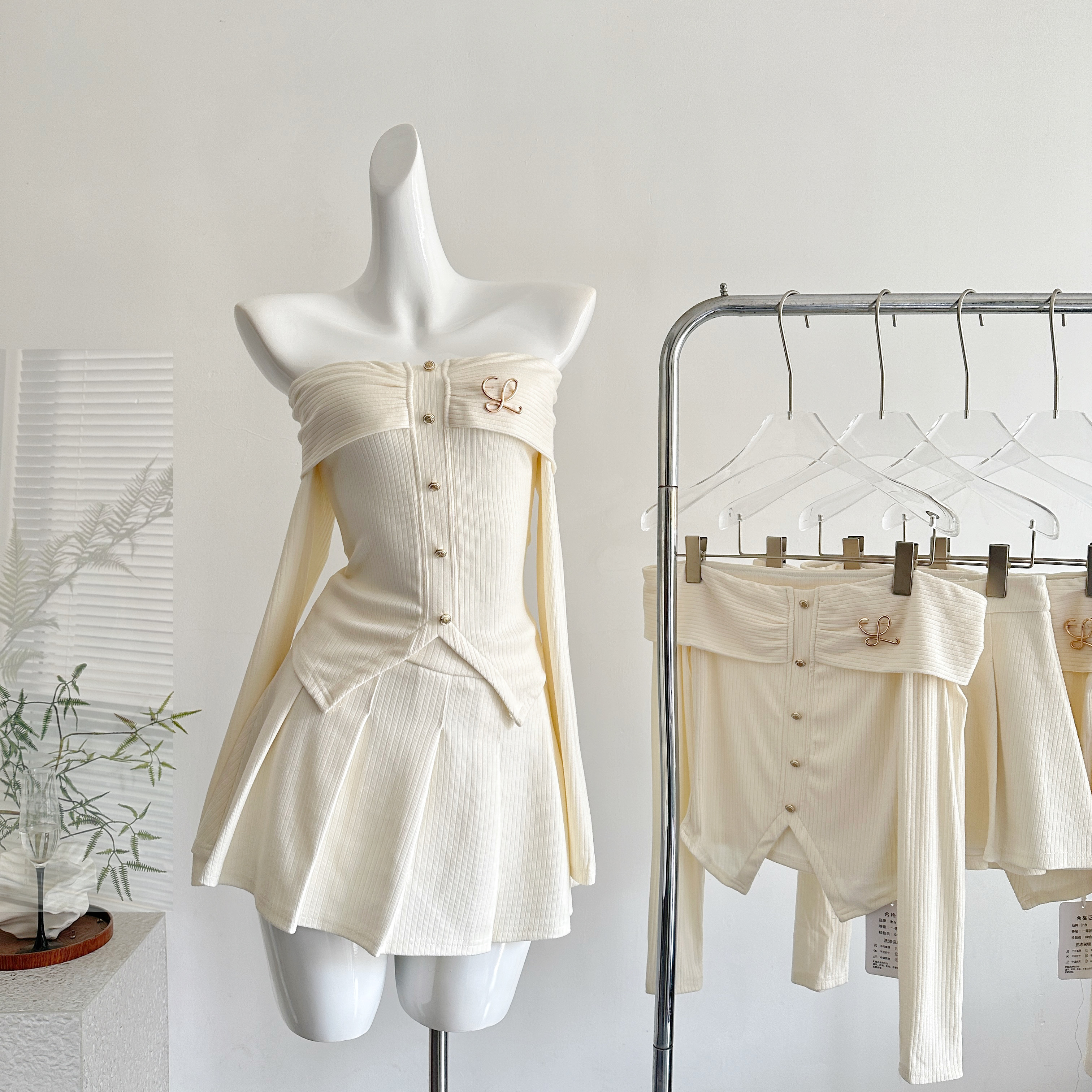 画解WAHJU 苏格拉周末 时尚一字肩条纹设计百搭日常上衣女秋半裙