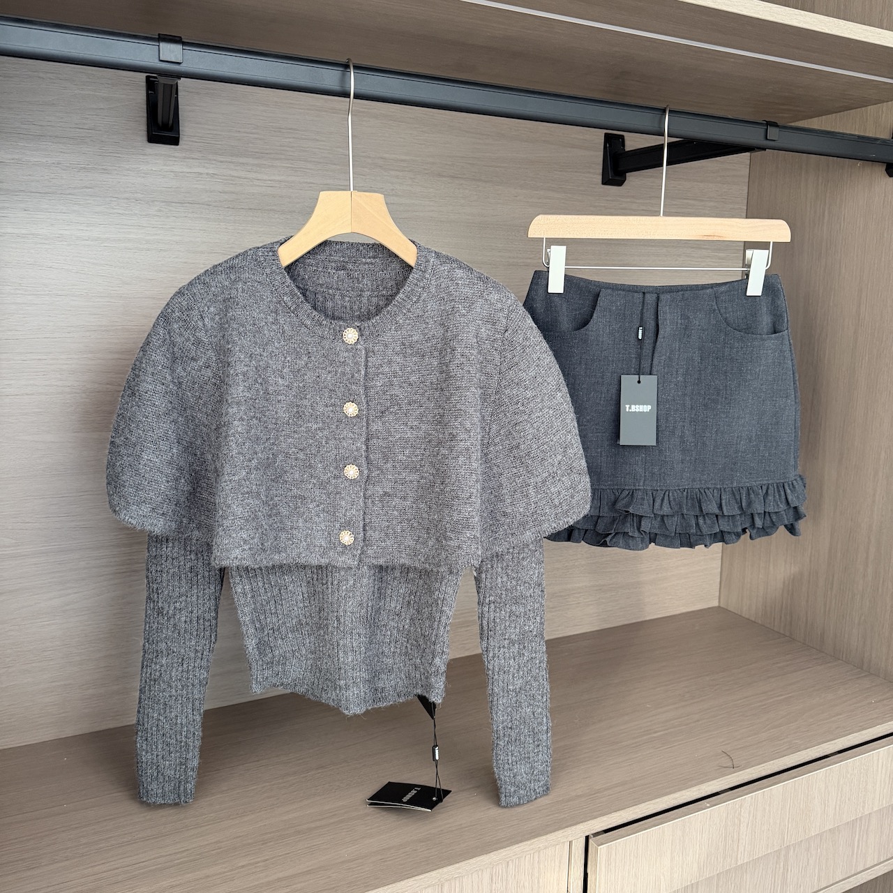 OYFF凡凡小步舞曲灰色斗篷式廓形披肩/长袖毛衫/针织短裙套装