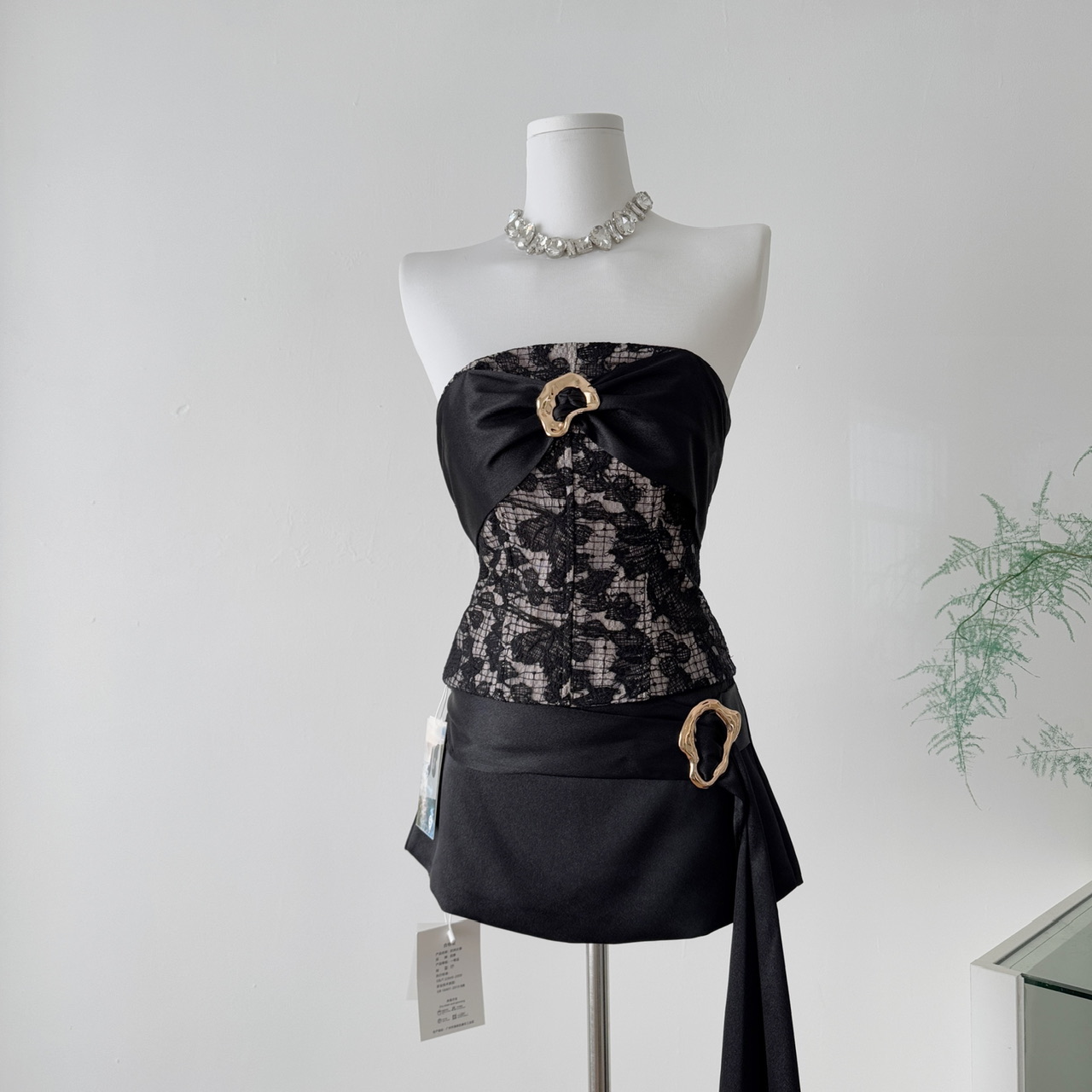 Xinh越南设计师Laneci  新款复古风时尚抹胸肌理感修身飘带裙套装