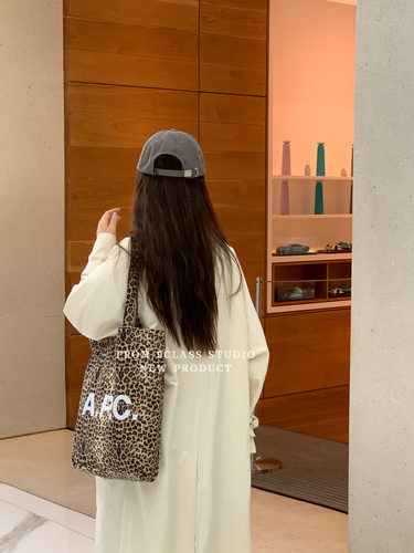 9classAPC字母帆布包豹纹