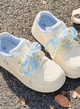 蓝色小白鞋女2026春季新款高颜值学生面包鞋不累脚小众休闲板鞋女