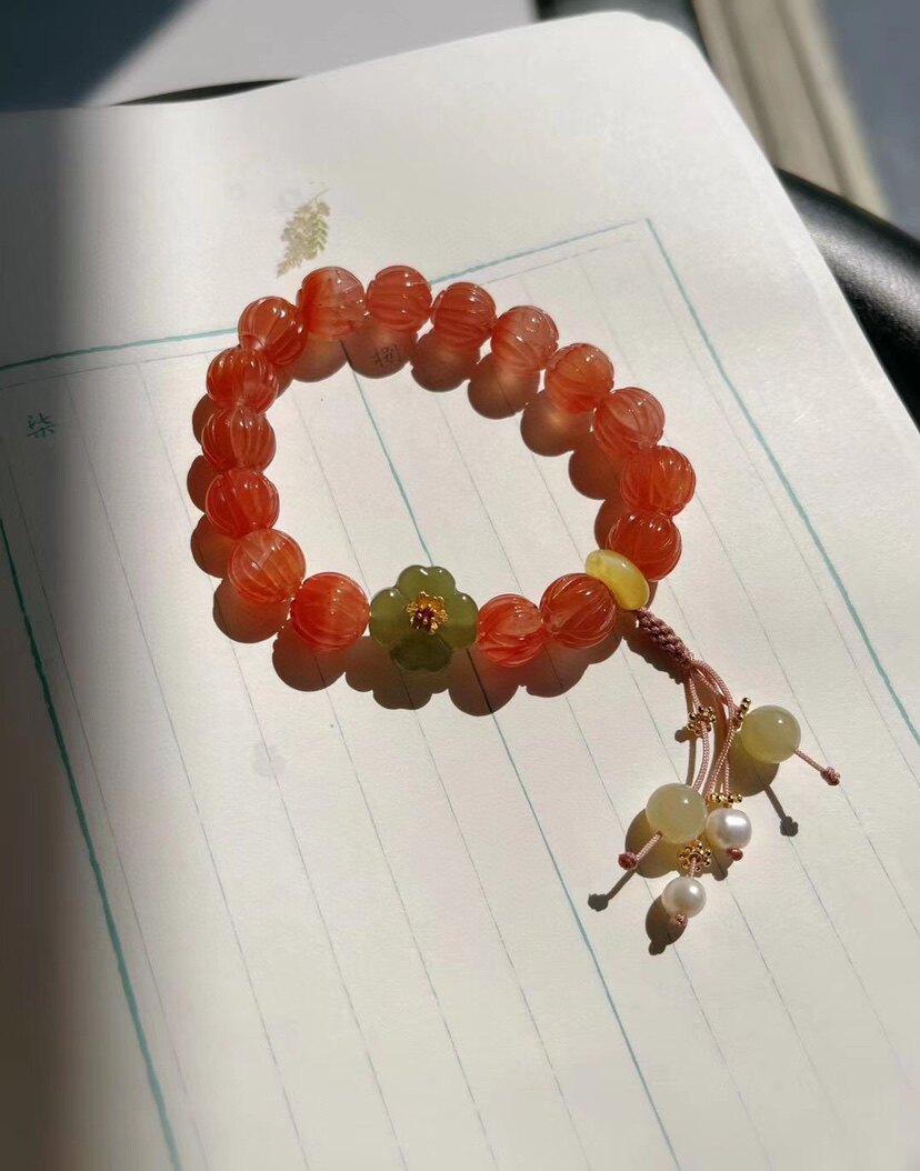 화전옥 네잎 클로버 밀랍 진주와 화전옥 황색 소재 장식이 있는 천연 남방 붉은 연꽃 구슬 팔찌