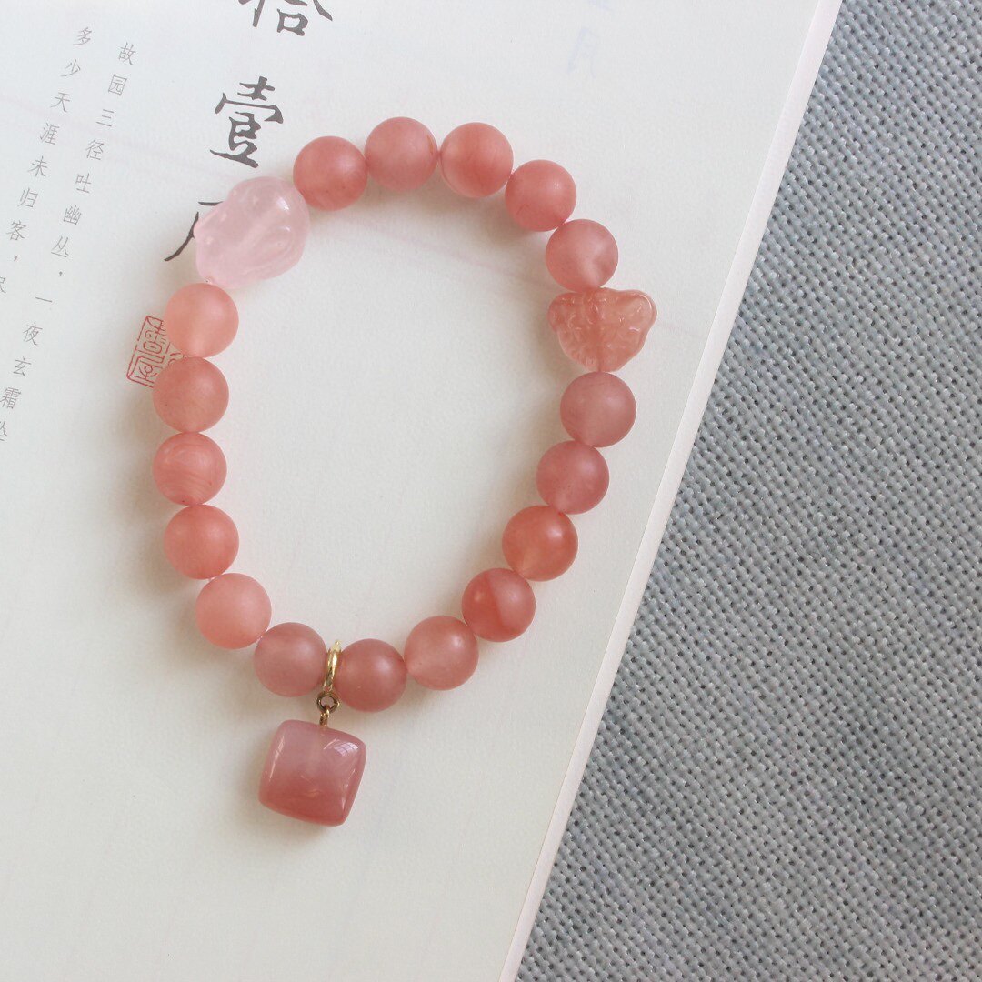 천연 바오산 난홍 팔찌 젖빛 표면 핑크 크리스탈 토끼 난홍 신화적인 동물 표면 조각 소금 소스 큐브