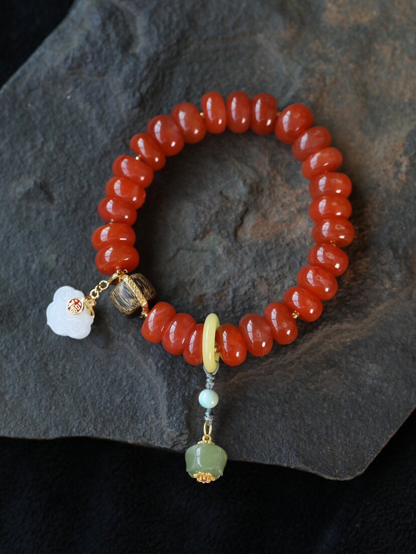 천연 밀랍 전송 링  금박에 허티안 옥 여의 작은 자물쇠가 상감된 천연 남부 붉은 판 비드 팔찌