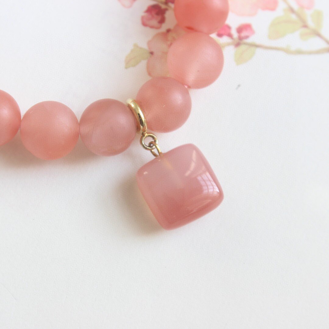 천연 바오산 난홍 팔찌 젖빛 표면 핑크 크리스탈 토끼 난홍 신화적인 동물 표면 조각 소금 소스 큐브