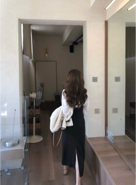 张羞羞法式收腰开衩小黑裙