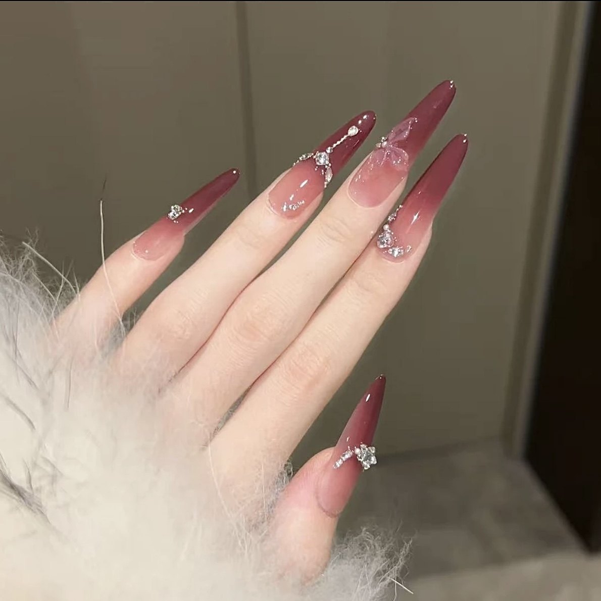 浪妞美甲贴酒酿氛围感显白浆果红渐变精致冰感雕花链条碎钻穿戴甲,彩妆/香水/美妆工具,穿戴甲/甲片,淘宝优惠券,粉丝福利购,淘宝优惠卷