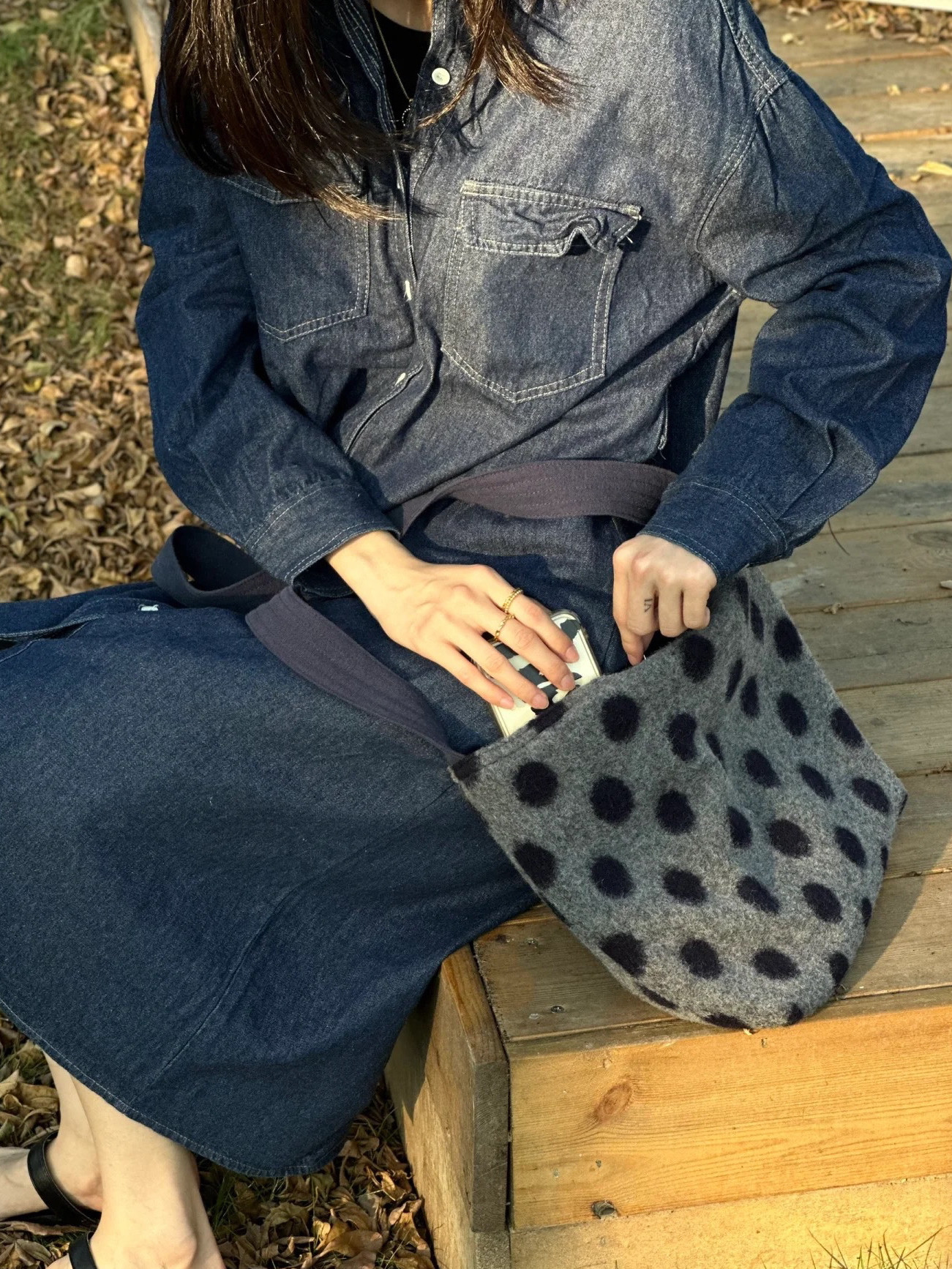 新款秋冬波点斜挎包高级感重工厚实温暖毛呢蓝灰色圆点控时尚布包