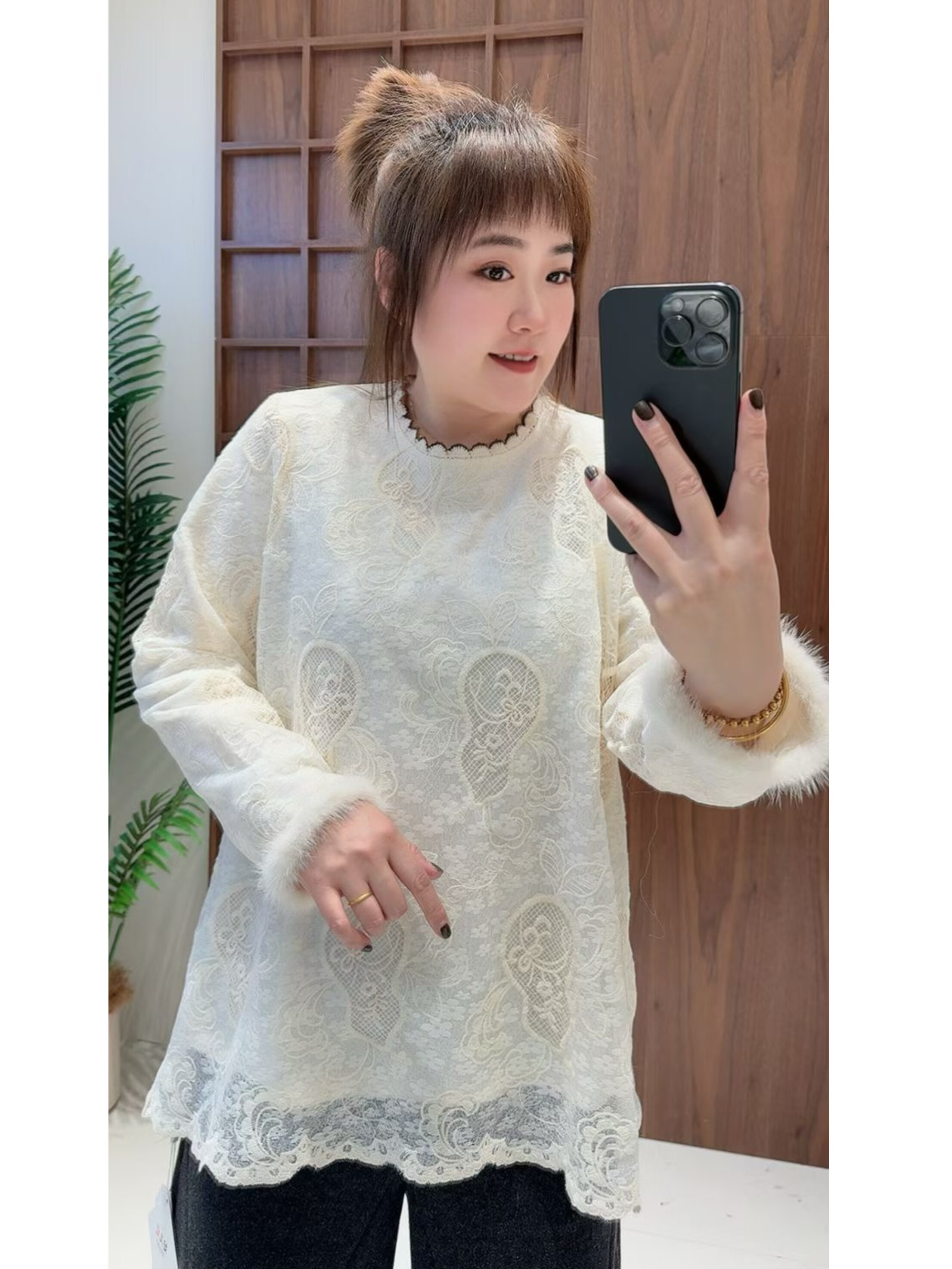 妃儿红5009冬加大码磨毛卫衣女 木耳边毛绒拼接镂空勾花蕾丝衫