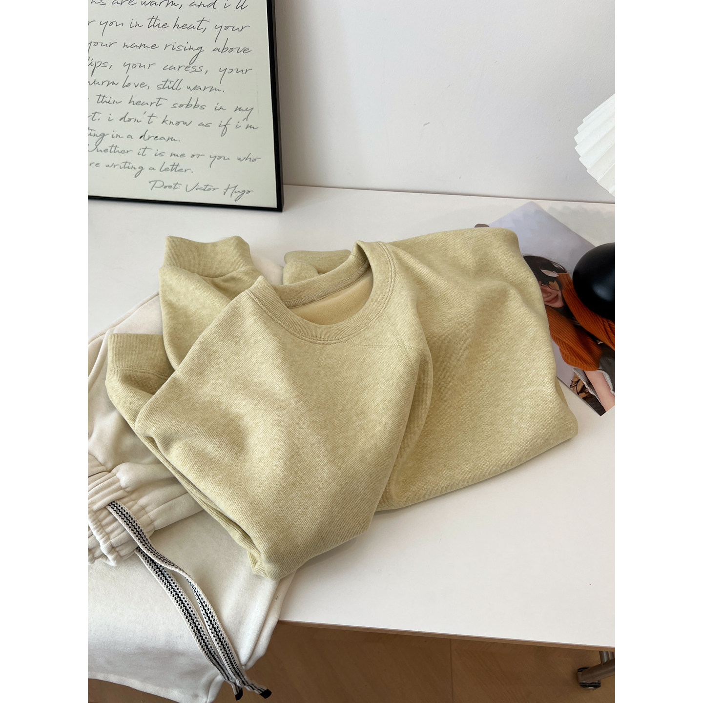 黄色简约圆领套头卫衣女加绒宽松