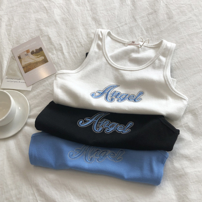 敲显身材。精致字母aa健身小背心