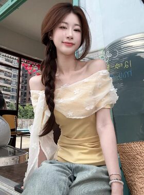 蕾丝拼接黄色短袖t恤女夏季多巴胺设计感小众短款露肩一字肩上衣