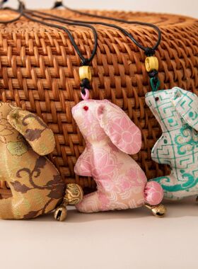 新中式桑蚕丝手工玉兔挂坠精致真丝毛衣链轻奢高级感装饰包包挂饰