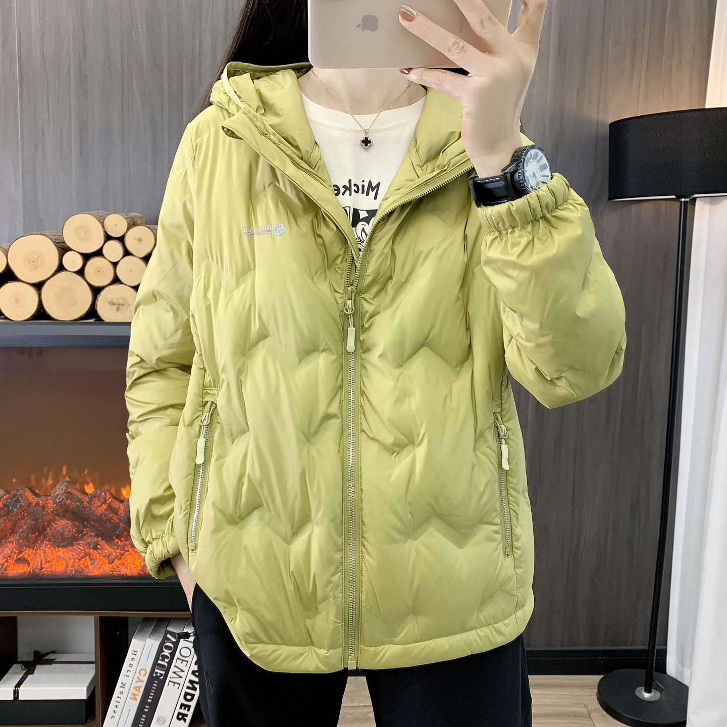 秋冬季女士新款运动羽绒服白鸭绒保暖宽松薄款羽绒衣防风连帽外套图片