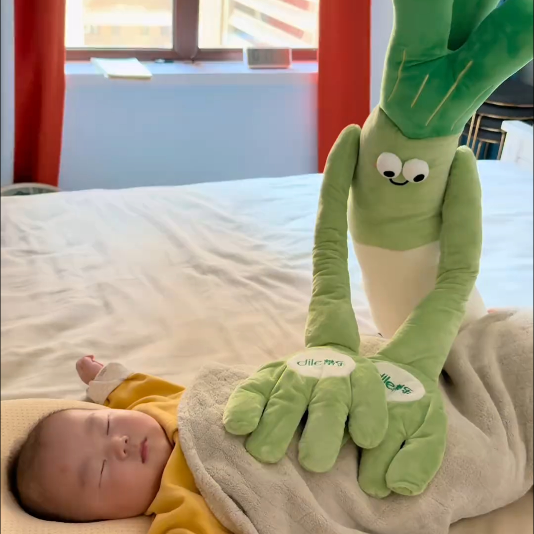 婴儿安抚玩偶拍打手掌哄睡