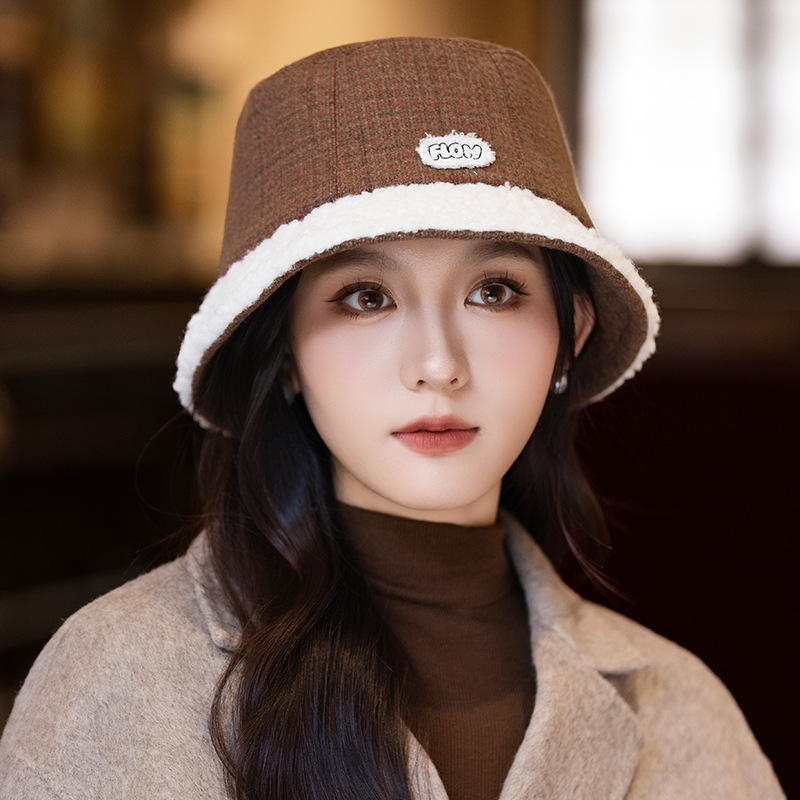 新款秋冬季女布标毛绒护耳水桶帽户外保暖格子甜美显脸小盆帽子