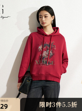 XG雪歌红色创意印花连帽卫衣2025春季新款通勤长袖纯棉套头上衣女