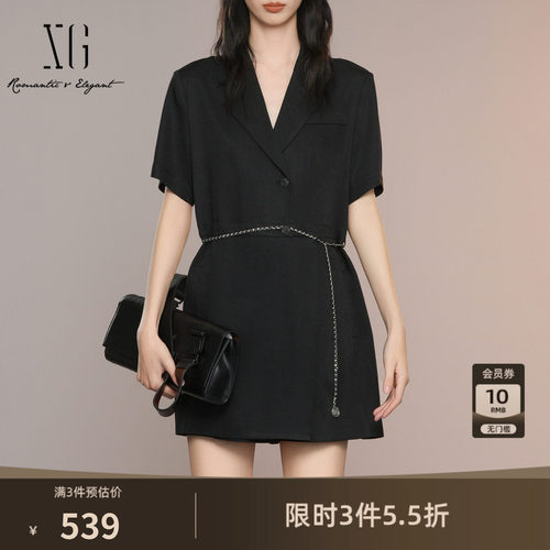 XG雪歌黑色通勤醋纤翻领连衣裙2025夏季新款链条装饰短袖A字裙女