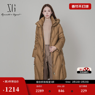 XG雪歌咖色中长款鸭绒羽绒服2025冬季新款连帽设计长袖保暖外套女