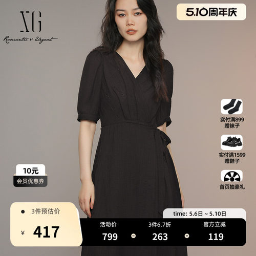 XG雪歌黑色V领连衣裙2025夏季新款时尚简约 绑带收腰中长裙女