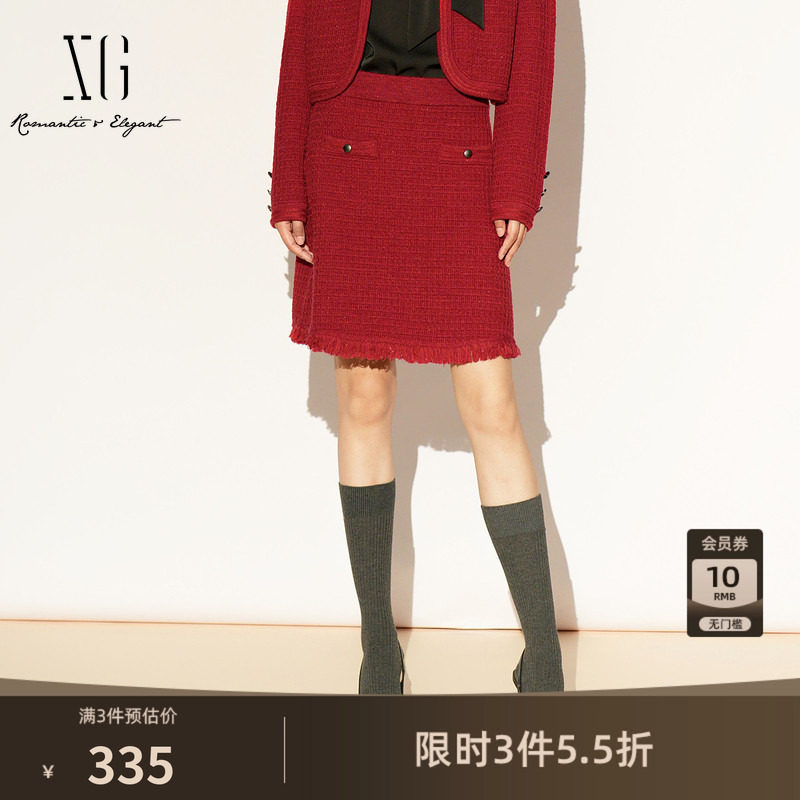 XG雪歌酒红色通勤简约半身裙2026春季新款小香风流苏包臀短裙女装
