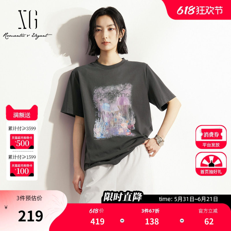 XG雪歌深灰色棉感短袖T恤 2026夏季新款圆领印花直筒宽松休闲女装