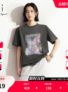 XG雪歌深灰色棉感短袖T恤 2026夏季新款圆领印花直筒宽松休闲女装
