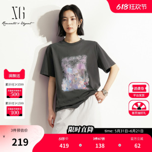 XG雪歌深灰色棉感短袖T恤 2026夏季新款圆领印花直筒宽松休闲女装