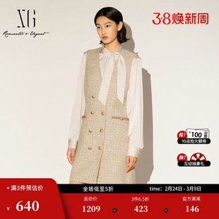 XG雪歌浅黄色通勤简约连衣裙2026春季新款收腰设计V领中长裙女装