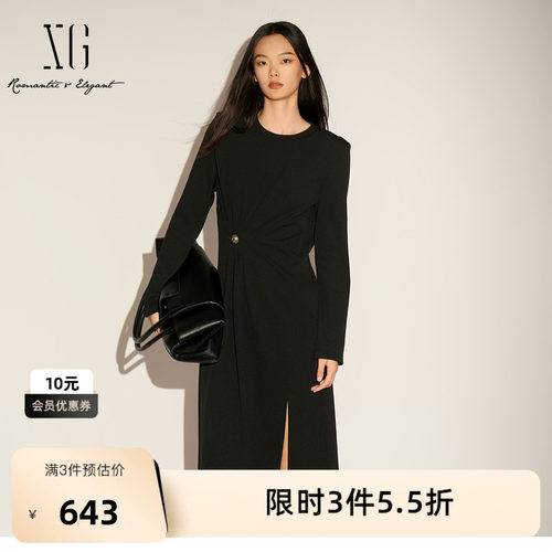 XG雪歌黑色通勤风长袖连衣裙2026春季新款褶皱设计圆领中长裙女装