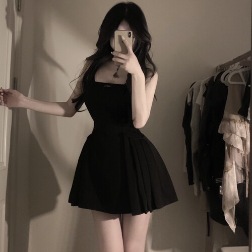 赫本风小黑裙方领露背