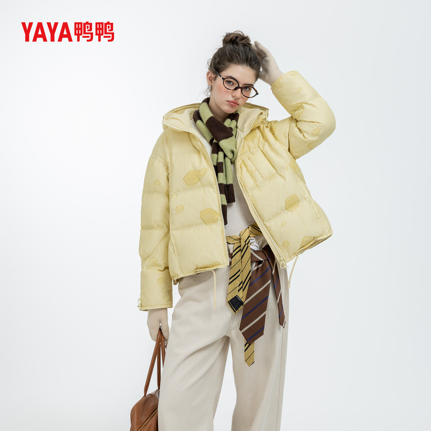 鸭鸭羽绒服女2026新品时尚百搭潮流印花简约保暖短款连帽鸭绒外套