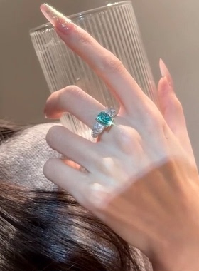 爆闪蓝色方糖菱格纹戒指女款2026新款鸽子蛋小众设计高级感食指环
