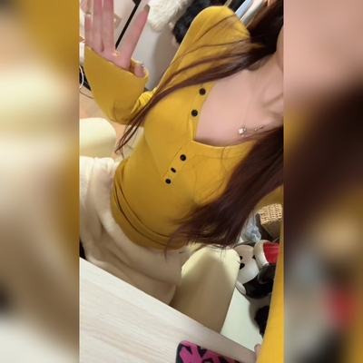 黄色设计感纽扣半开领长袖T恤