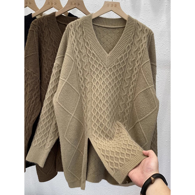 慵懒风宽松v领麻花开叉毛衣