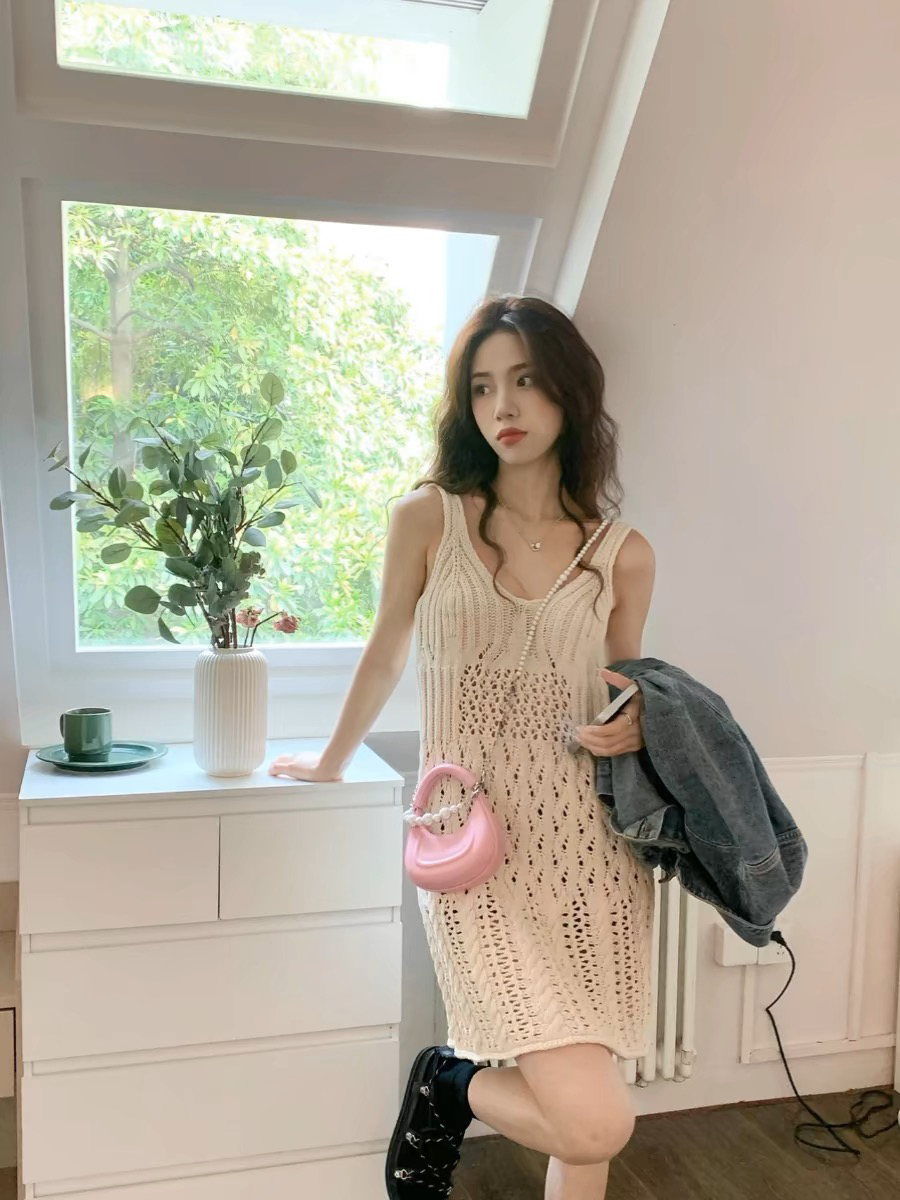 洋气时髦镂空冰丝针织连衣裙女2025春季叠穿设计感小众吊带短裙薄