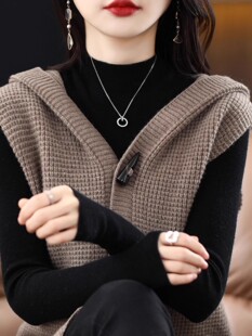 羊绒衫连帽马甲女纯色牛角扣针织无袖毛衣坎肩中长款带帽羊毛马夹