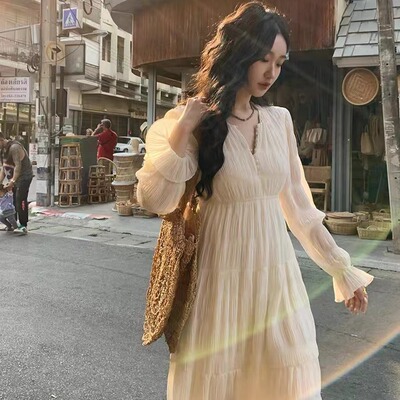 任小艺早春新款V领长袖茶歇法式连衣裙设计感小众气质高腰长裙子