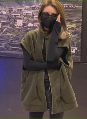 胖mm特大码300斤军绿色绒感马甲女港风复古时尚宽松无袖马夹外套