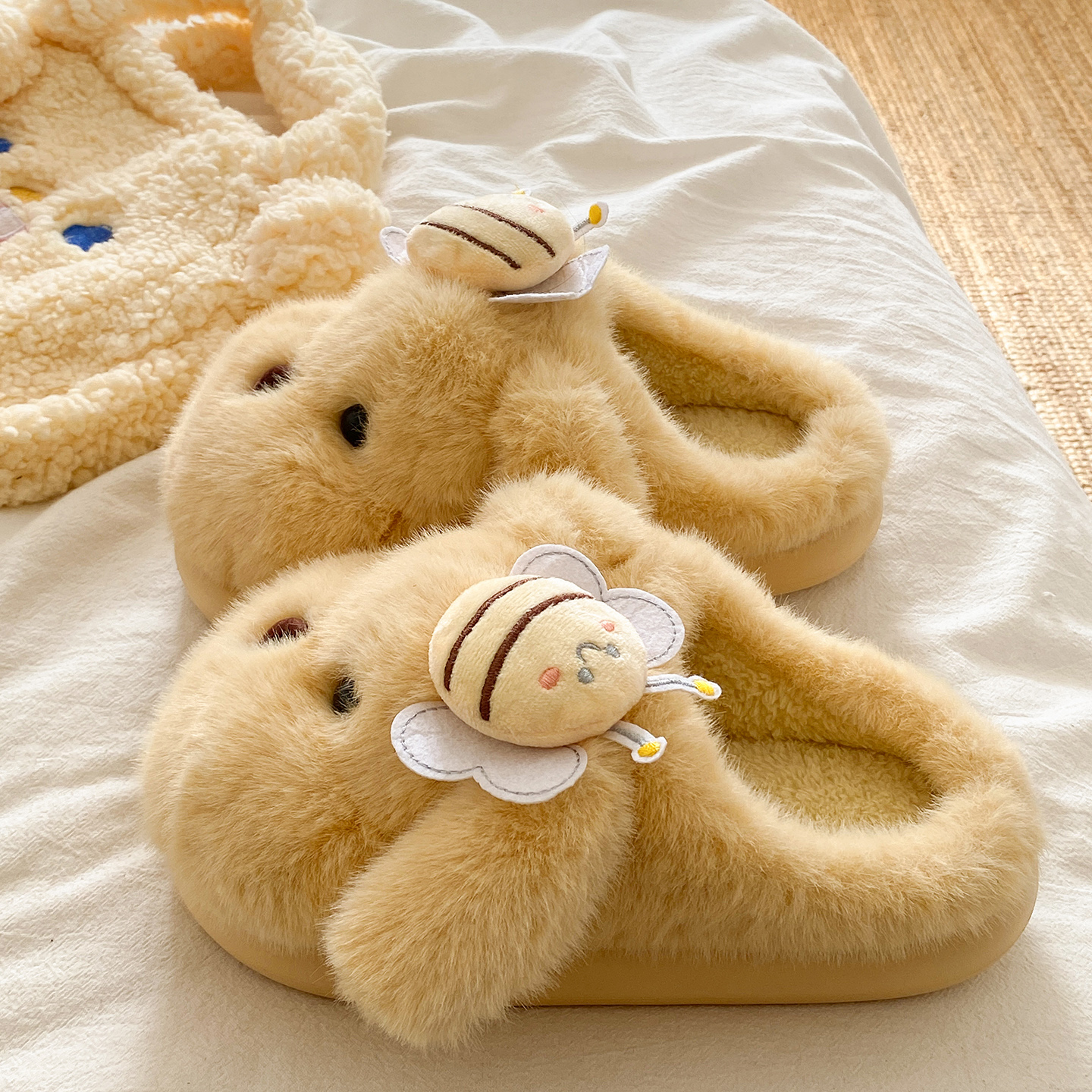 可爱蜜蜂小狗毛毛拖鞋女冬季室内居家加绒保暖厚底防滑包头棉拖鞋