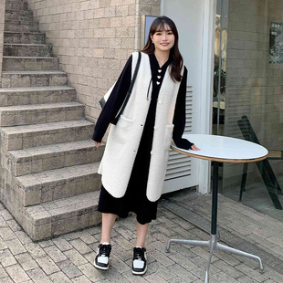 大码女显瘦秋冬季保暖颗粒绒马甲外套200斤胖mm毛织裙套装