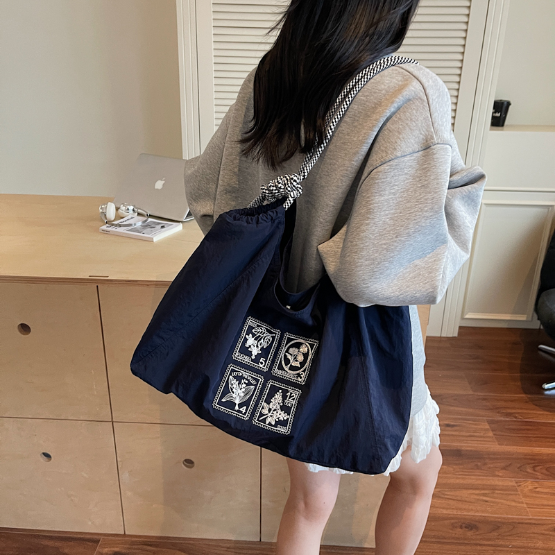 超火帆布包女2025新款大容量松弛感休闲通勤包民族风上班托特包潮