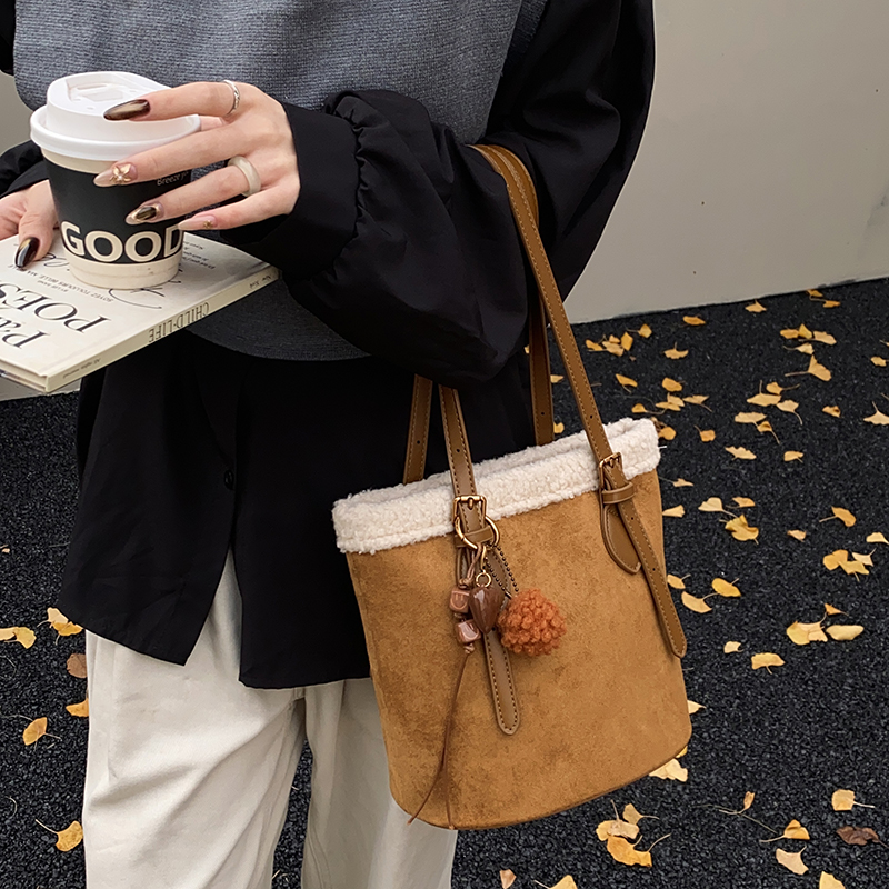 秋冬美拉德手提包上班杂物小拎包2025新款大容量羊羔毛通勤水桶包