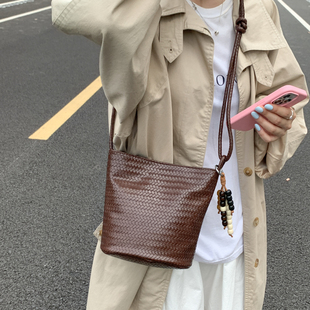2025新款 编织包包女式 高级感斜挎包日常通勤百搭质感复古水桶包潮
