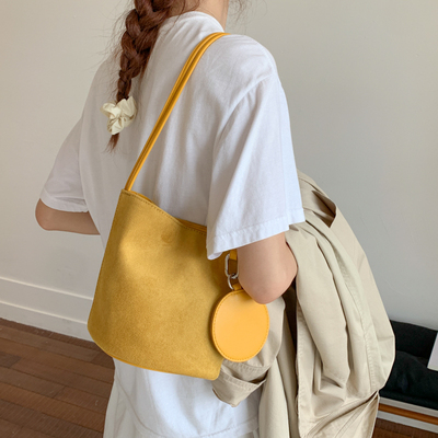 腋下包女2025新款高级感多巴胺夏天复古水桶包韩系日常通勤百搭包