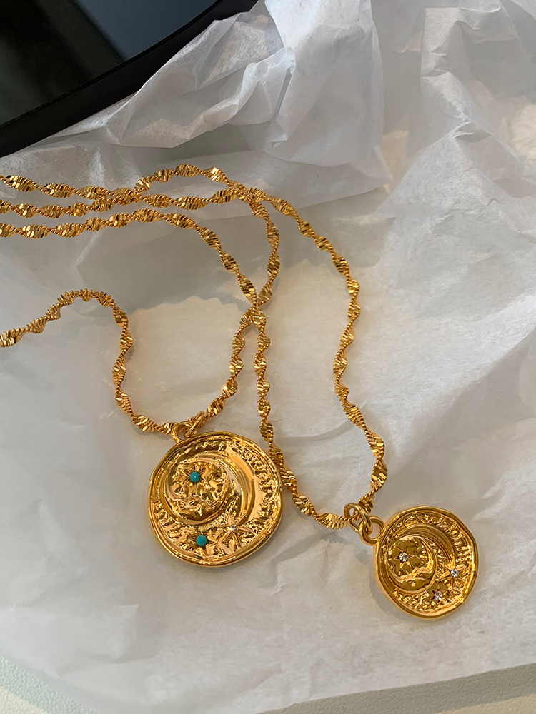 유럽과 미국의 복고풍 별과 달 금 케이크 펜던트 금화 목걸이 여성 액세서리 스웨터 체인 라이트 럭셔리 2024 새로운 하이 엔드 감각