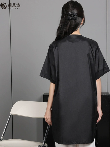 Простая парикмахерская ассистент ассистент, парикмахерские волосы, работник работника, горячее покрытие для волос, небольшая и средняя