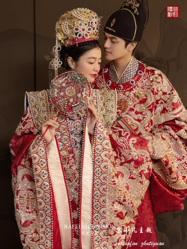 出租影楼中式情侣拍照服装汉服婚纱照明制凤冠霞帔结婚新娘国庆