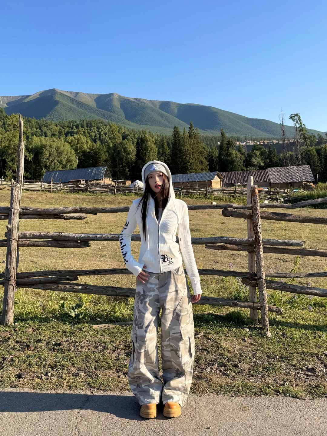 AMER 国潮梵文女款字母小标印花修身辣妹风拉链外套
